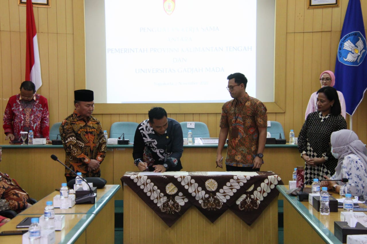 Dinas Perkebunan Provinsi Kalteng dan UGM Tandatangani Perjanjian Kerja Sama