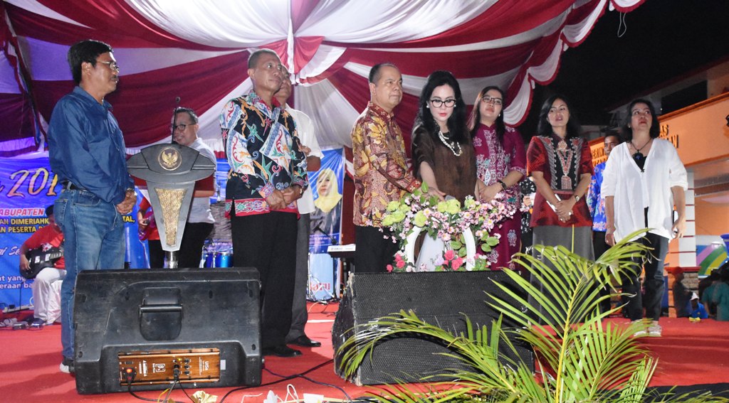 Ribuan Umat Kristiani Ikuti Pawai Lilin