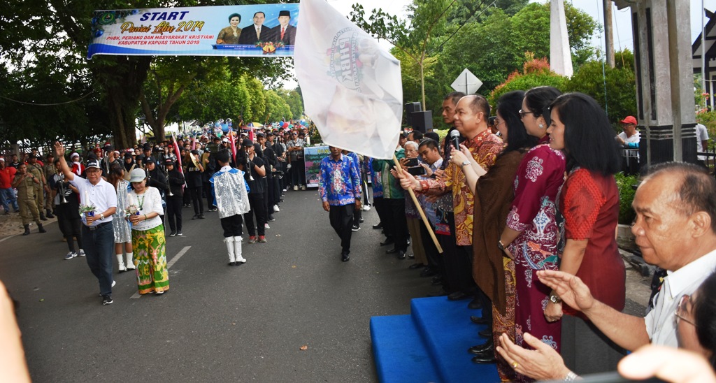 Ribuan Umat Kristiani Ikuti Pawai Lilin