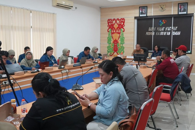 Plh. Asisten Pemkesra Maskur Hadiri Konferensi Pers Berita Resmi Statistik BPS Provinsi Kalteng M1 Desember 2024