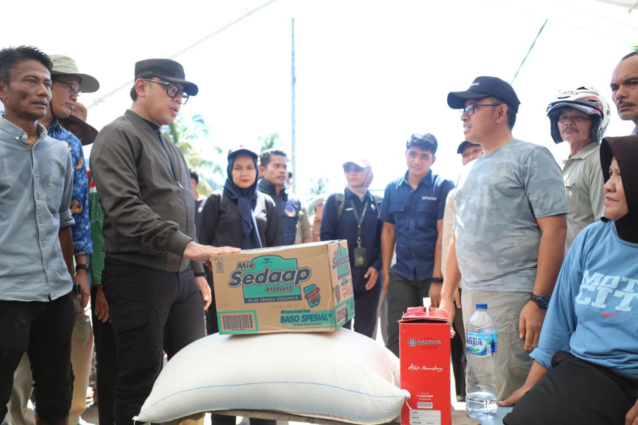 Kunjungi Lokasi Bencana di Padang Pariaman, Wamendagri Bima Arya Bawa Bantuan Logistik dan Kerahkan Dukcapil