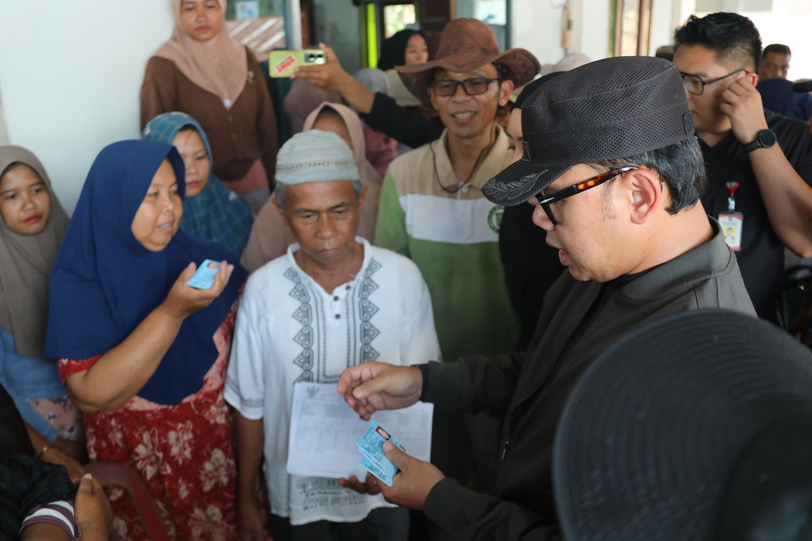 Kunjungi Lokasi Bencana di Padang Pariaman, Wamendagri Bima Arya Bawa Bantuan Logistik dan Kerahkan Dukcapil
