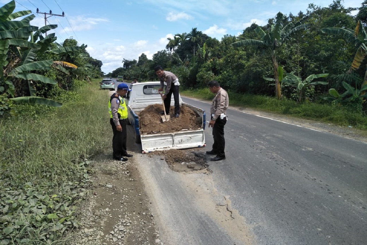 Tekan Angka Kecelakaan, Satlantas Polres Pulang Pisau Timbun Jalan Berlubang