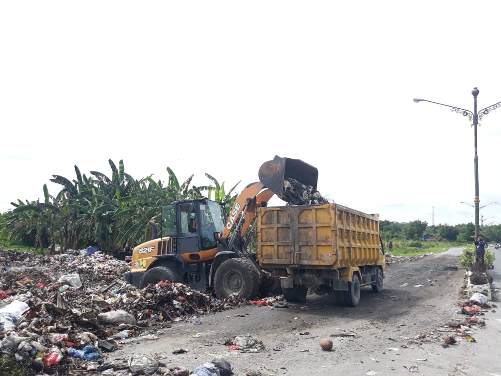 DLH Kobar Turunkan Alat Berat Bersihkan Sampah di Jalan Padat Karya II Kumai
