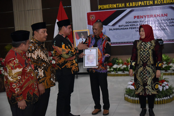 Serahkan DPA TA 2023, Pj Bupati Kobar : Optimalkan Penggunaan Produk Dalam Negeri
