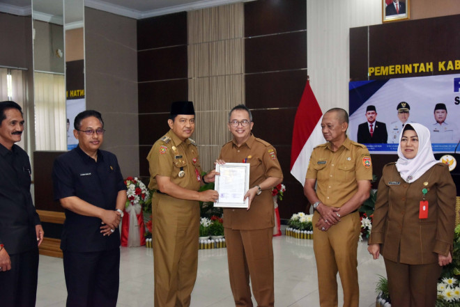 Serahkan DPA-SKPD, Pj. Bupati Kobar Minta Perangkat Daerah Kerja Keras Capai Target Program