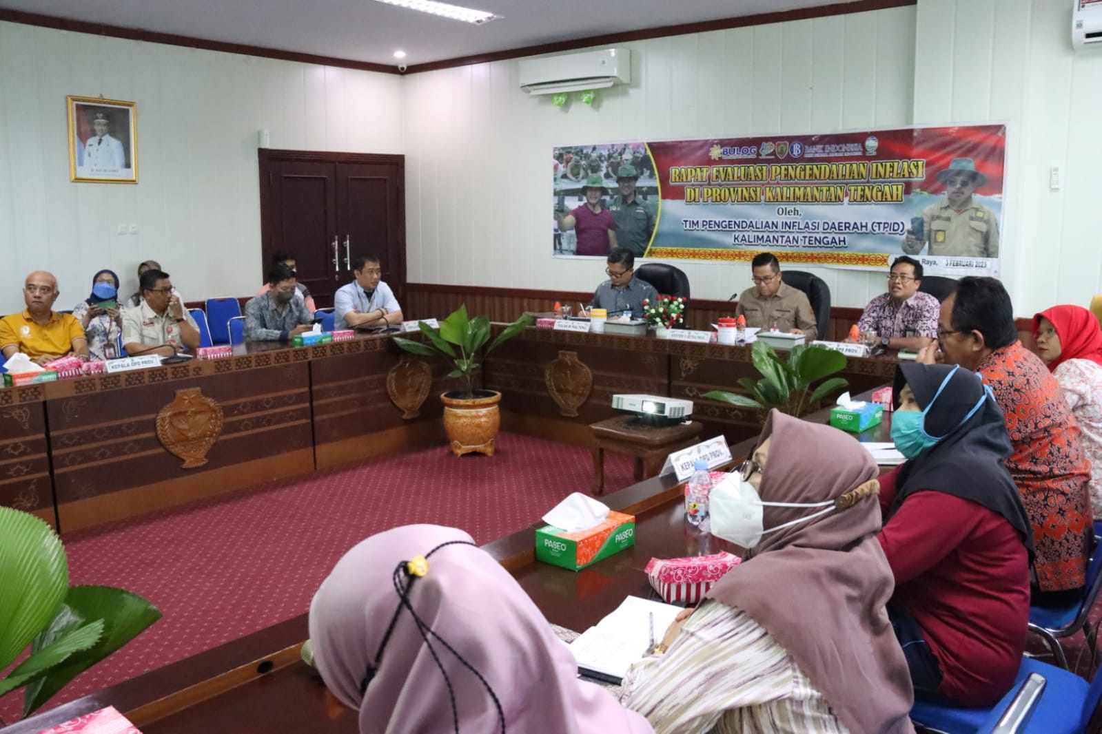 Asisten Bidang Ekobang Leonard S. Ampung Pimpin Rapat Evaluasi TPID Bulan Januari 2023