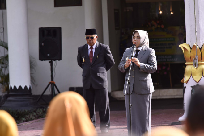 Pimpin Apel Gabungan, Bupati Hj. Nurhidayah Ingatkan ASN untuk Semangat dan Inovatif dalam Melayani Masyarakat