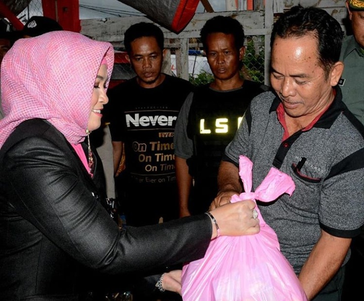 Pemko Serahkan Bantuan Untuk Korban Kebakaran