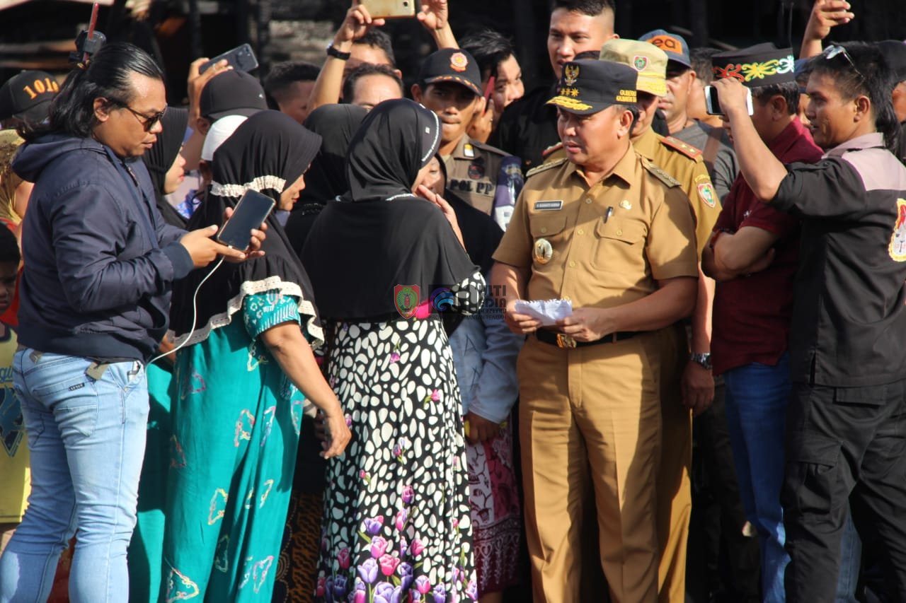 Gubernur Diserbu Warga di Lokasi Kebakaran Jalan Riau