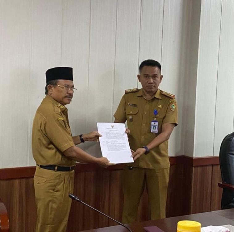 Sekda Nuryakin Serahkan Surat Perintah Pelaksana Tugas Kepala Pelaksana BPBPK Prov. Kalteng