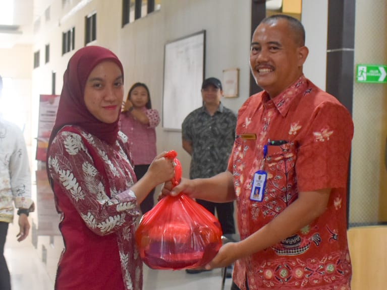 Dinas P3APPKB dan Pengurus DWP Berikan Bantuan kepada Panti Asuhan dan ASN Lingkup DP3APPKB