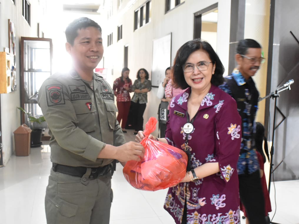 Dinas P3APPKB dan Pengurus DWP Berikan Bantuan kepada Panti Asuhan dan ASN Lingkup DP3APPKB