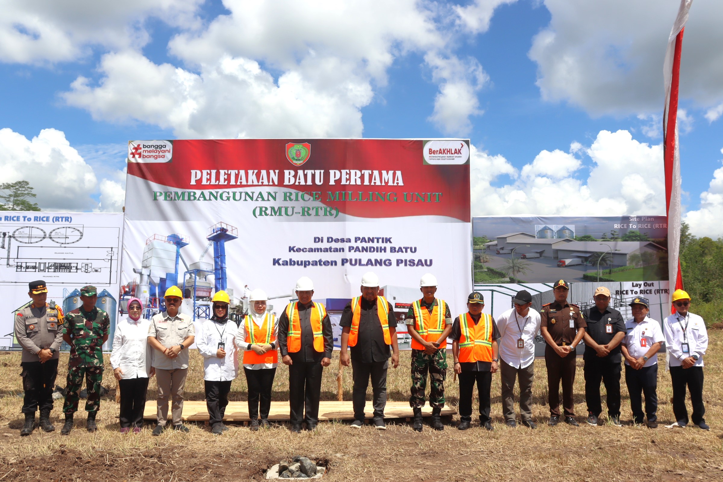 Kadis TPHP Prov. Kalteng Turut Hadiri Giat Tanam Perdana Padi dan Peletakan Batu Pertama Pembangunan Pabrik Penggilingan Padi
