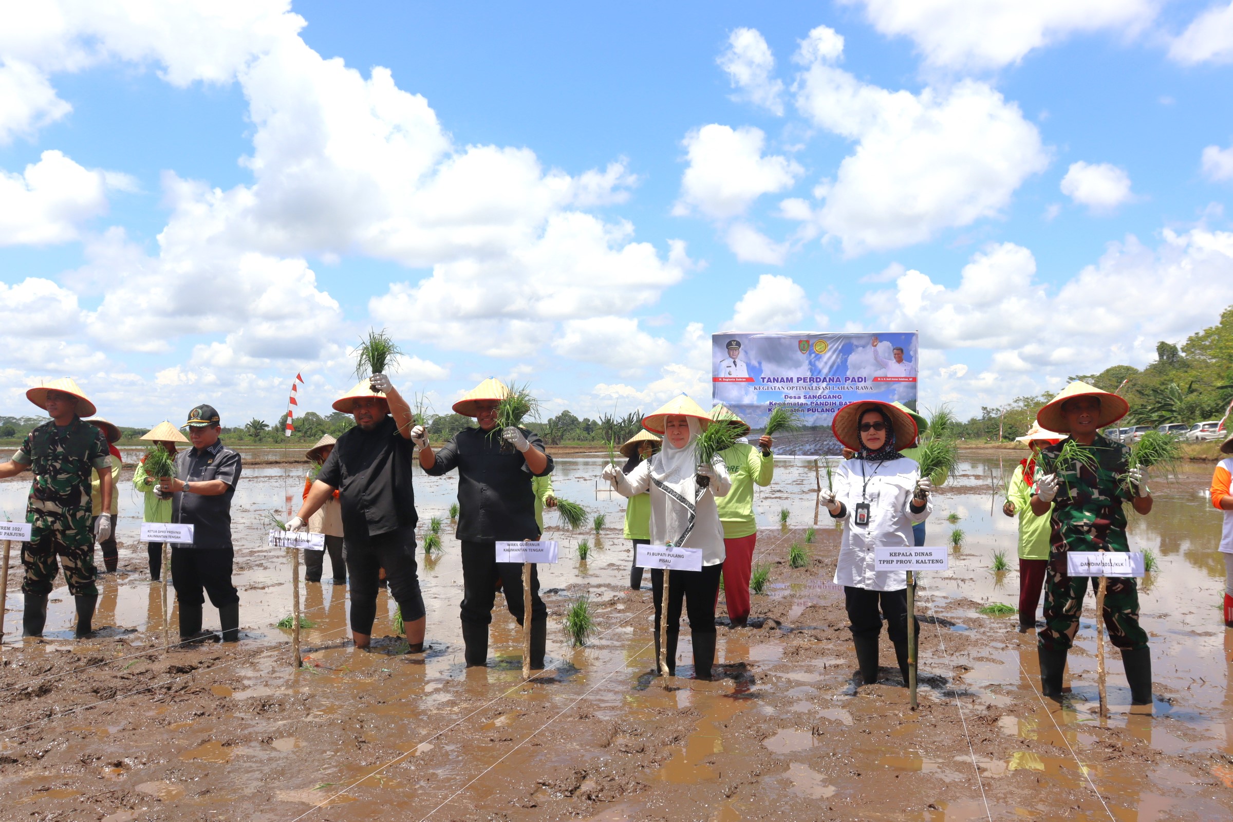 Kadis TPHP Prov. Kalteng Turut Hadiri Giat Tanam Perdana Padi dan Peletakan Batu Pertama Pembangunan Pabrik Penggilingan Padi