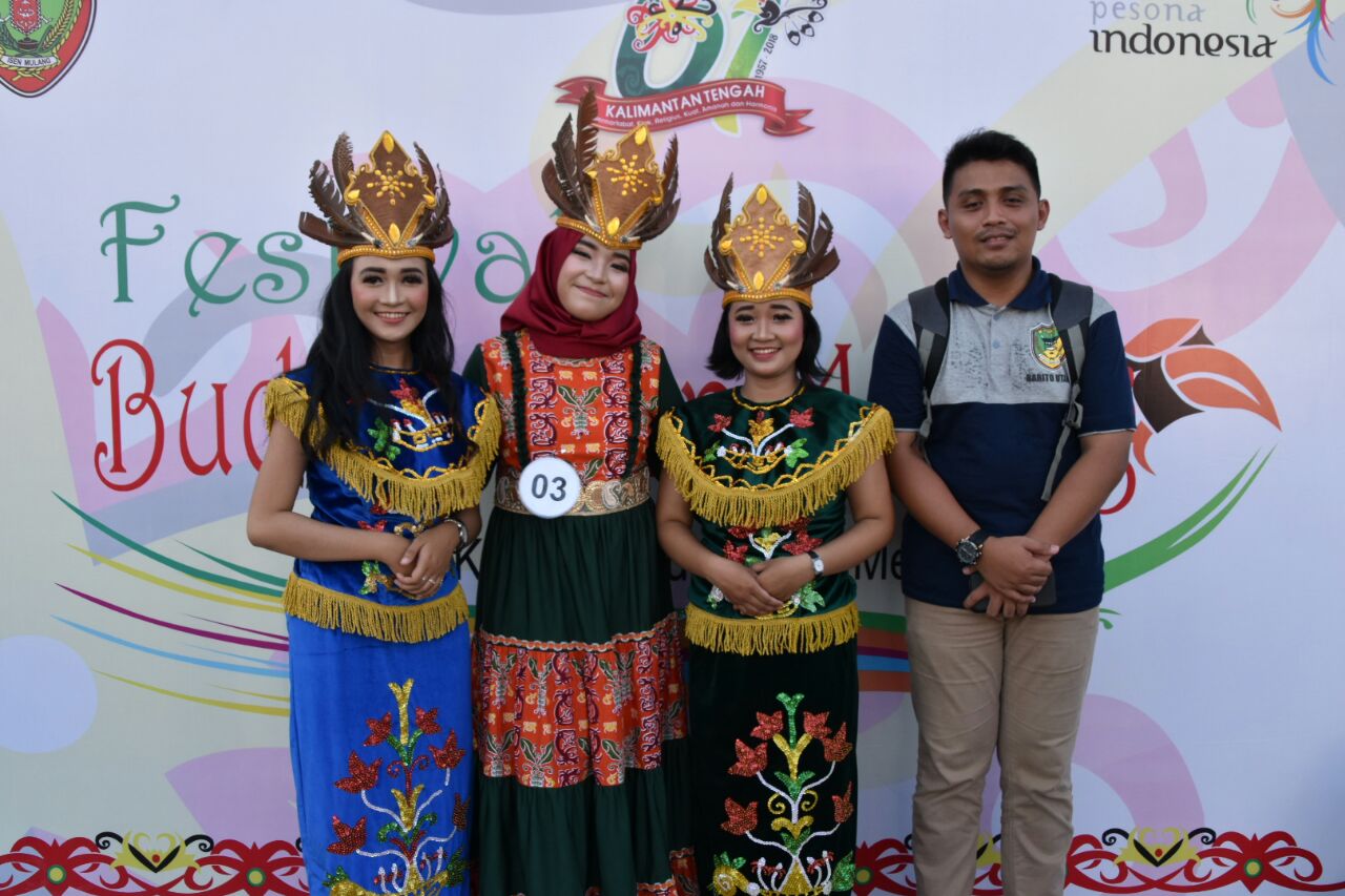 Tampil Pertama, Kontingen Lomba Lagu Daerah Kab.Barut Pukau Penonton GOR Panunjung Tarung