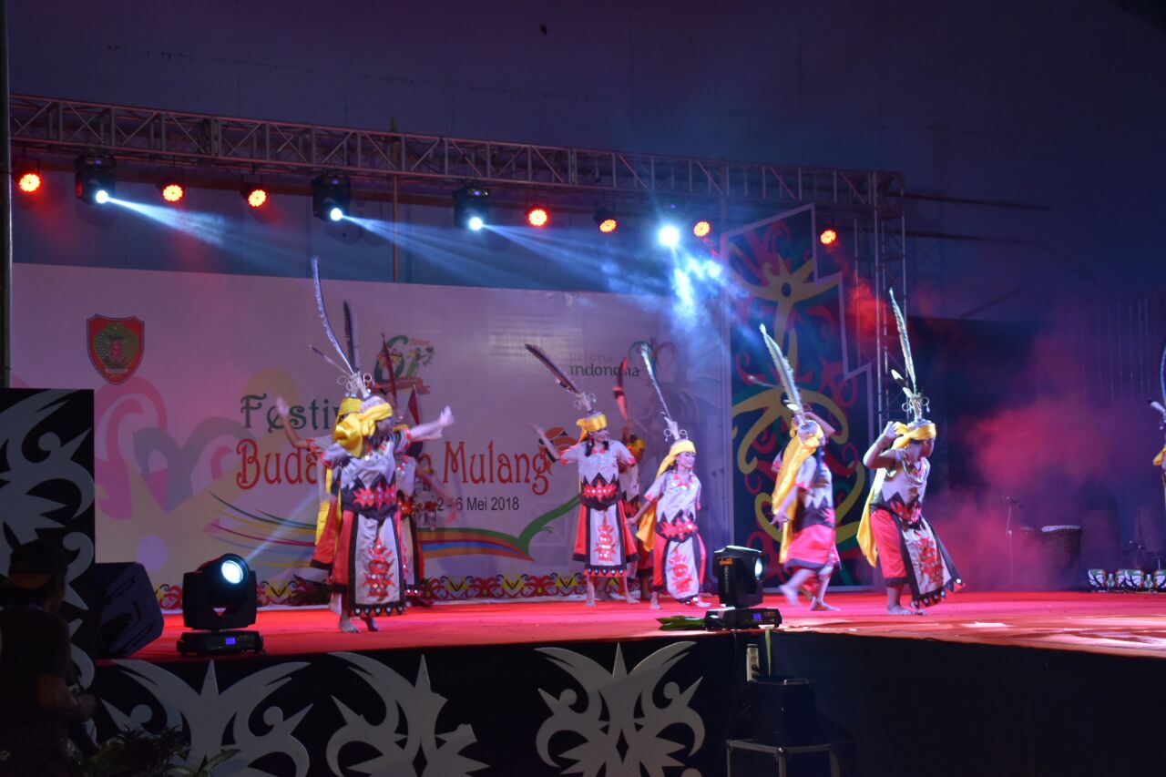 Antusiasme Warga Kapuas Saksikan Lomba Tari Daerah Pedalaman