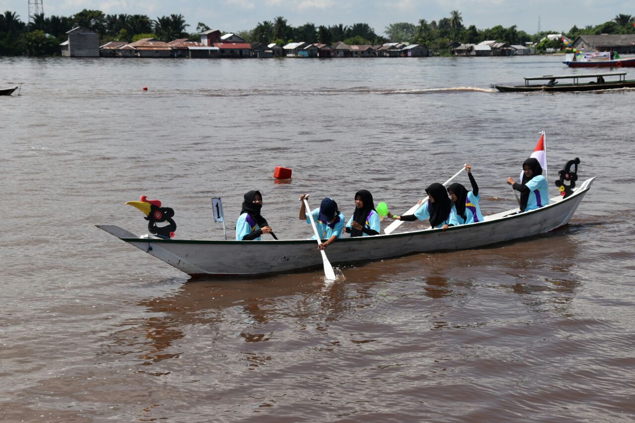 Warga Padati Danum Mare Tonton Lomba Jukung Tradisional