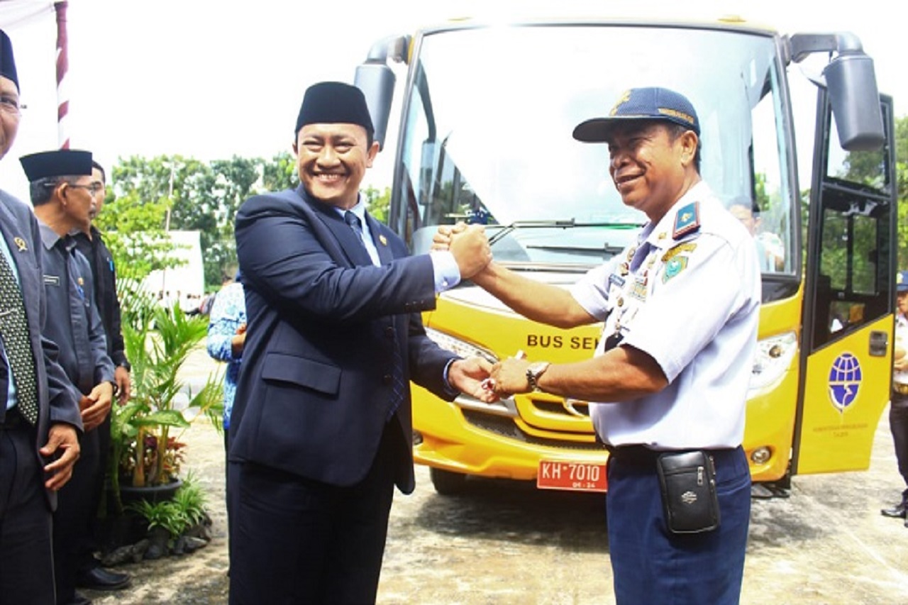 Penyerahan Bus Sekolah di Hari Pendidikan Nasional