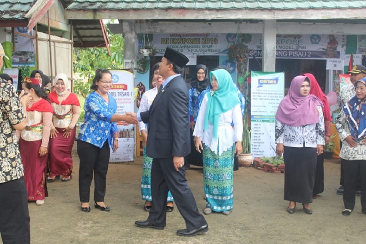 Bupati Pulang Pisau Tinjau Sejumlah Stand Exspose Sekolah Model SPMI