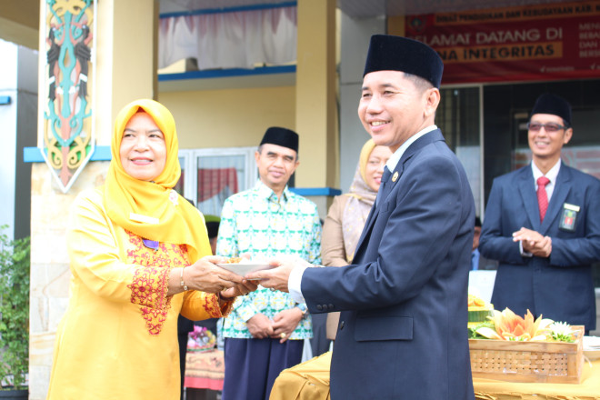 Pemkab Kobar Gelar Upacara Peringatan Hardiknas 2024