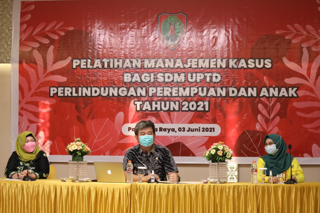 Kepala Dinas P3APPKB Kalteng Membuka Pelatihan Manajemen Kasus bagi SDM UPTD PPA