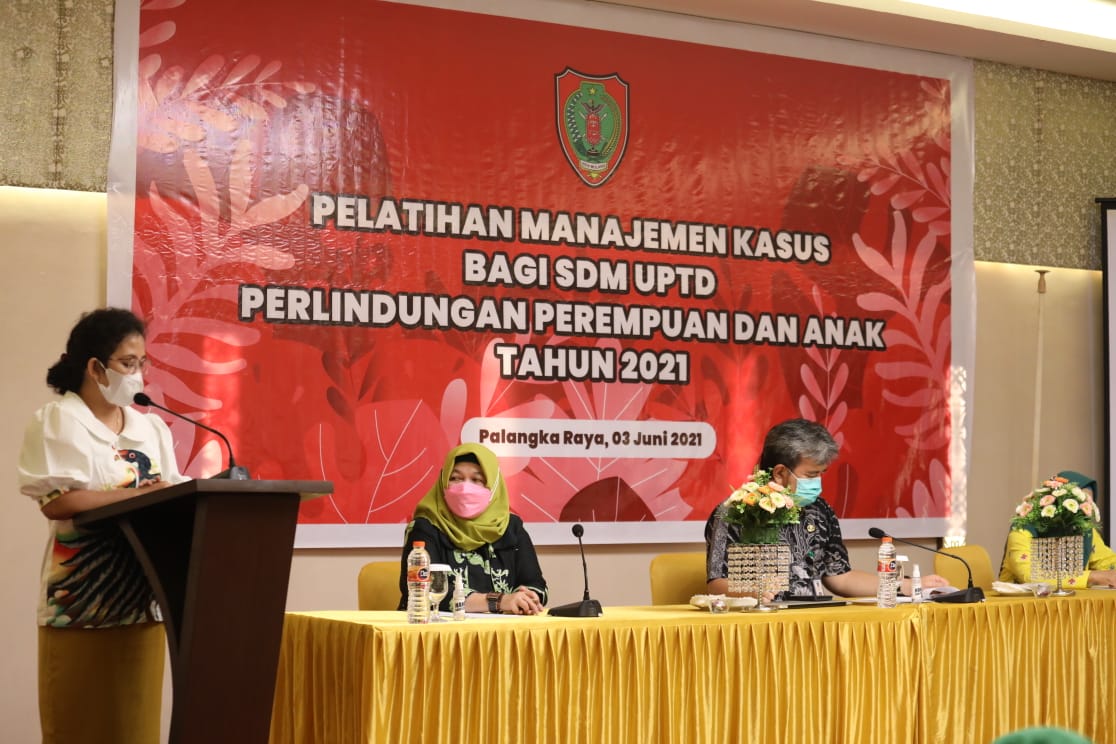 Kepala Dinas P3APPKB Kalteng Membuka Pelatihan Manajemen Kasus bagi SDM UPTD PPA