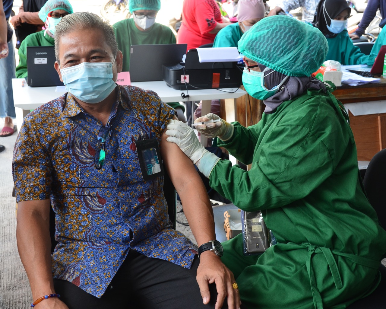 Vaksinasi Covid-19 Massal bagi Lansia, Masyarakat Umum yang membawa 2 Lansia dan Petugas Pelayanan Publik di Kota Palangka Raya