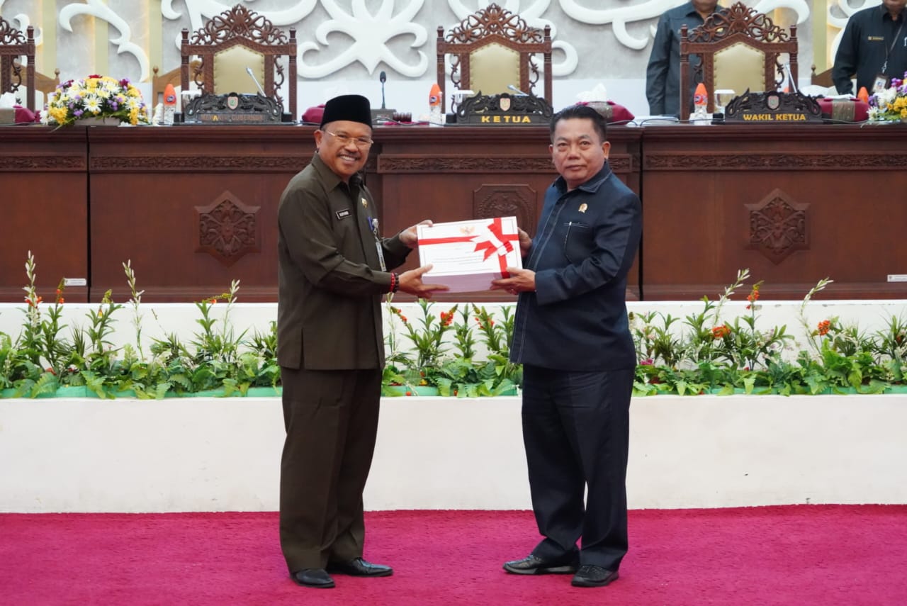 Sekda Nuryakin Sampaikan Dua Naskah Raperda Provinsi Kalteng Pada Rapur ke - 4 Masa Persidangan II Tahun Sidang 2024