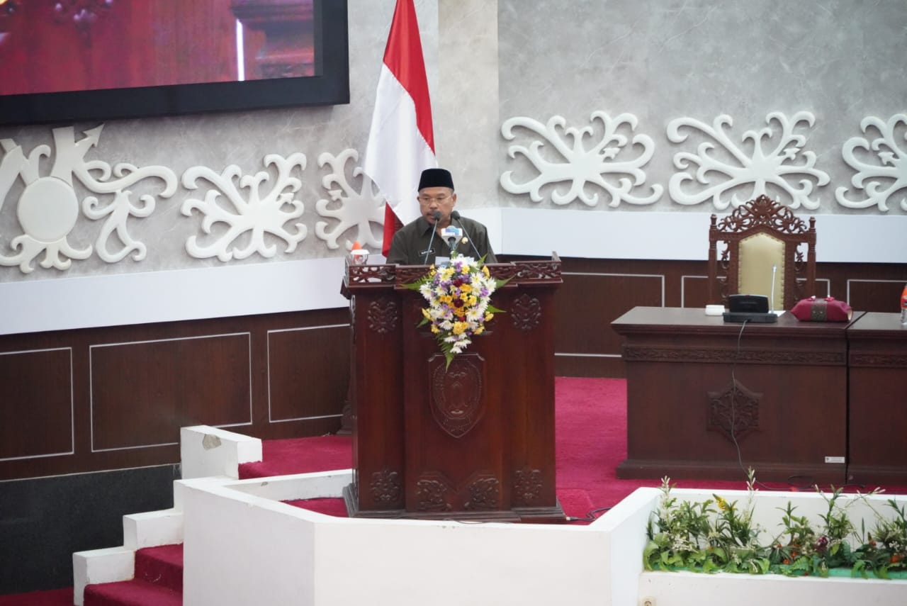 Sekda Nuryakin Sampaikan Dua Naskah Raperda Provinsi Kalteng Pada Rapur ke - 4 Masa Persidangan II Tahun Sidang 2024