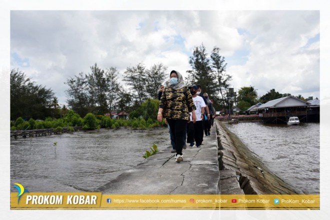 Bupati Kobar Tinjau Destinasi Wisata Pantai Kubu
