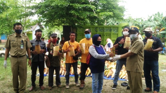 DLH Kobar Salurkan Daging Kurban untuk Pasukan Kuning dan Pasukan Hijau