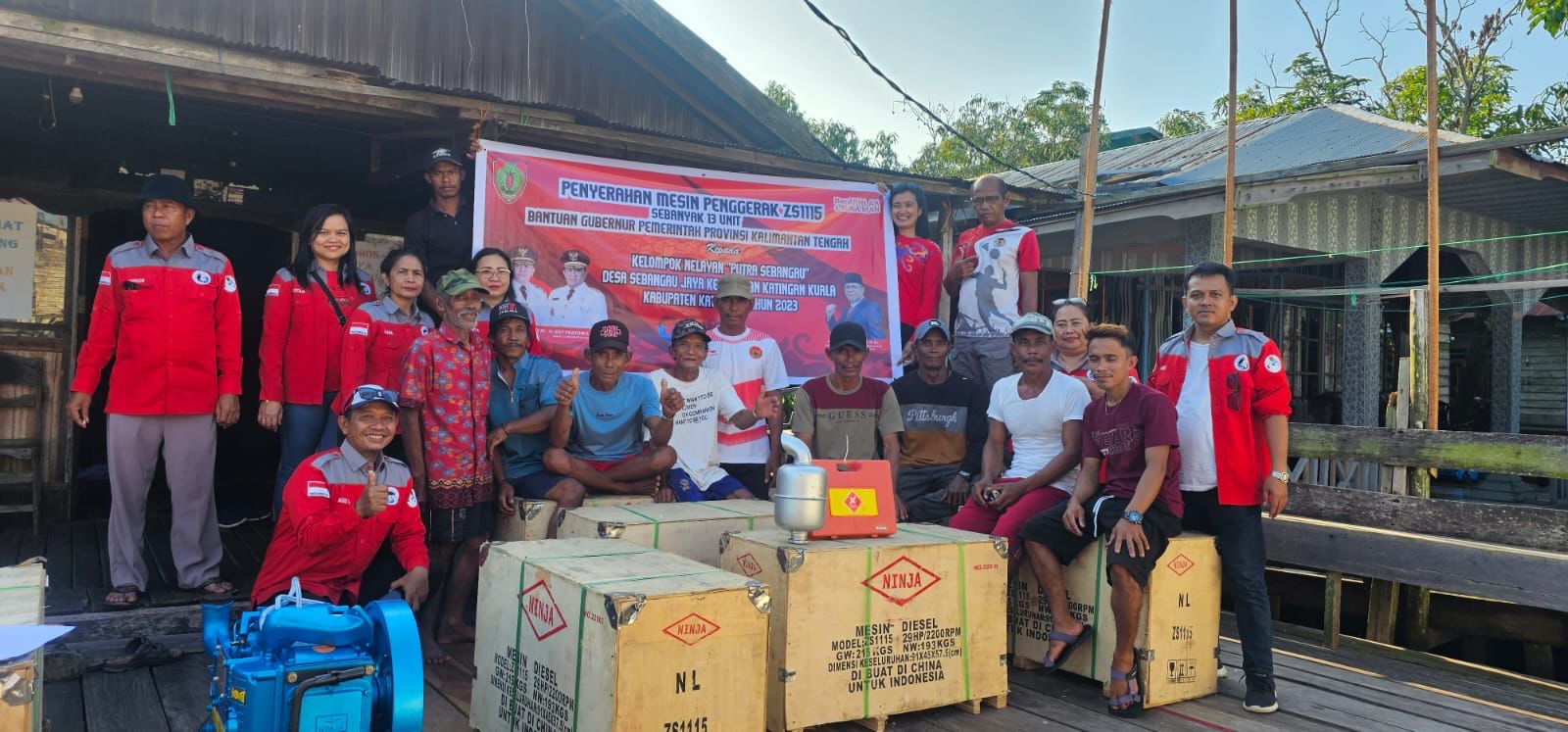 Tingkatkan Produksi Perikanan Tangkap, Dislutkan Berikan Bantuan Mesin Penggerak Perahu Kepada Nelayan Kabupaten Katingan