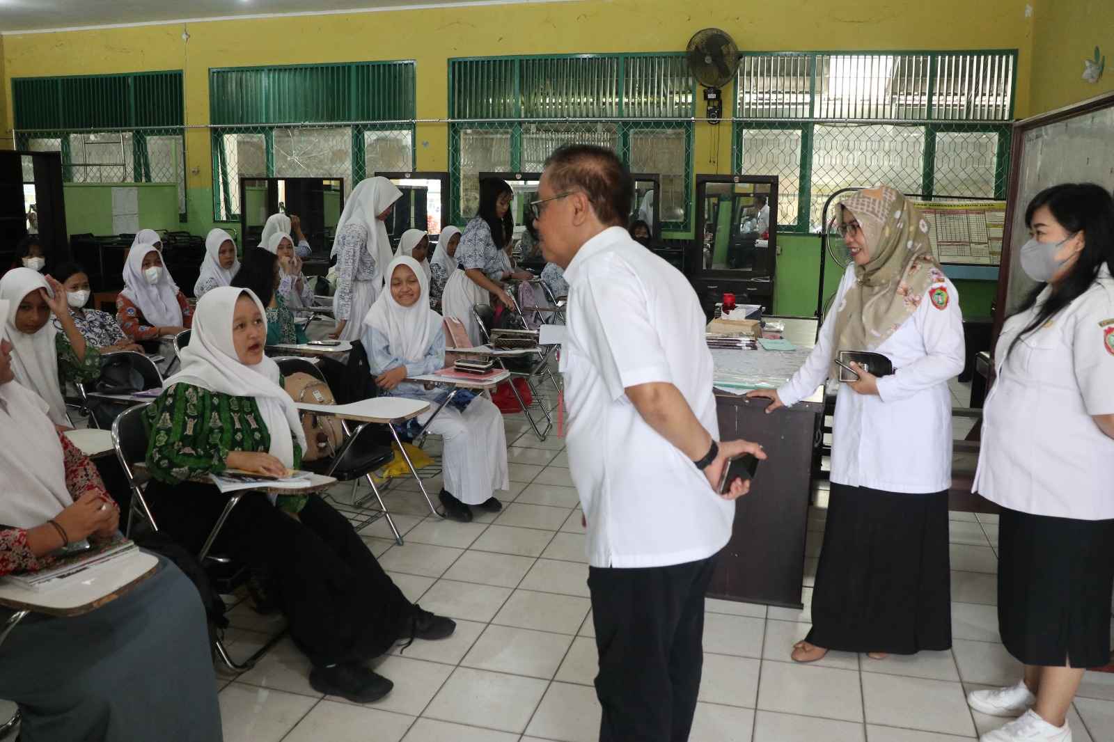 Kunjungi SMKN 3 Palangka Raya, Plt. Kepala Disdik : Tingkatkan Pelayanan Cafe Bawi Kuwu dan Edotel Kartini