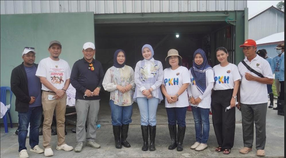 Perkuat Produksi Pangan Hewani, Kepala Dinas TPHP Provinsi Kalimantan Tengah Tinjau dan Panen Ayam Pedaging Close House