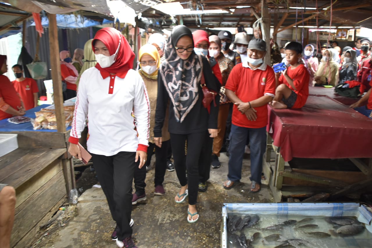Ketua TP PKK Prov. Kalteng Blusukan ke Pasar Beringin Buntok