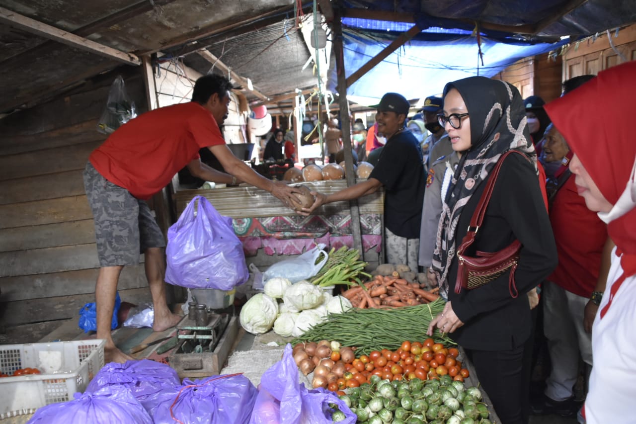 Ketua TP PKK Prov. Kalteng Blusukan ke Pasar Beringin Buntok