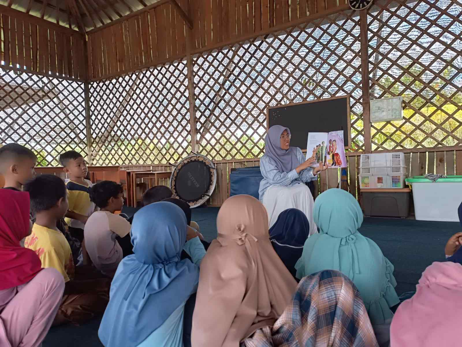 Perpusnas RI dan Dispursip Prov Kalteng Lakukan Kunjungan Sekolah untuk Praktik Membaca Nyaring