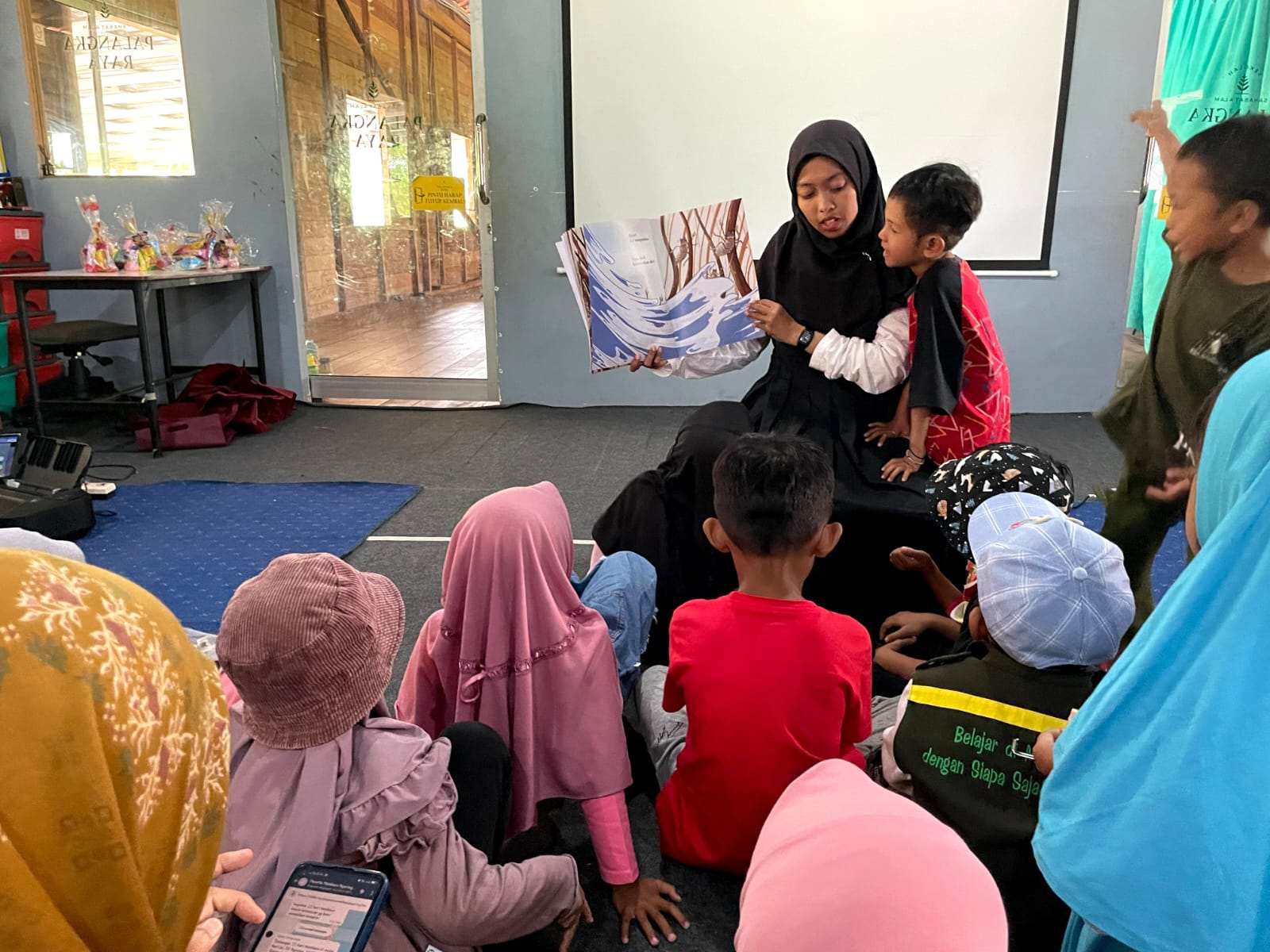 Perpusnas RI dan Dispursip Prov Kalteng Lakukan Kunjungan Sekolah untuk Praktik Membaca Nyaring