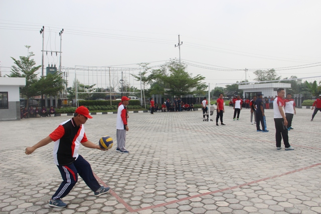 PERTANDINGAN EKSIBISI VOLLY BALL ANTAR PEJABAT  DIIKUTI OLEH PLT. KAKANWIL DAN PARA PIMTI