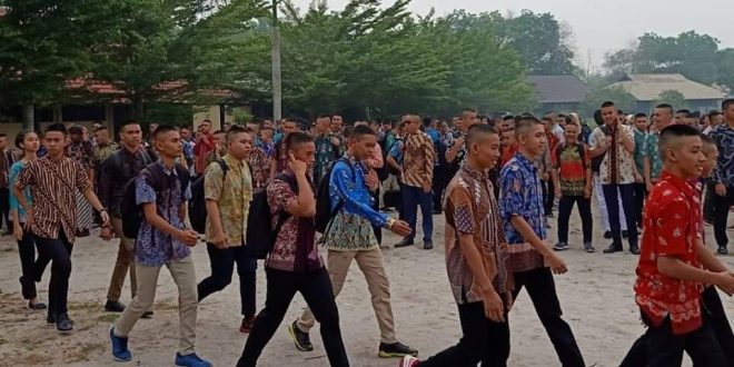 Siswa Sekolahpun Kenakan Baju Batik