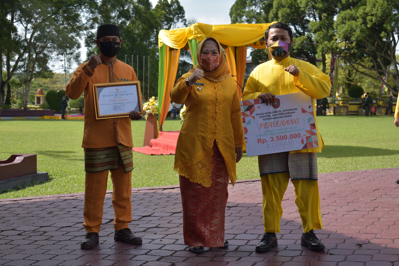 Bupati Serahkan Penghargaan kepada Insan Pers dan Pemenang Lomba Logo