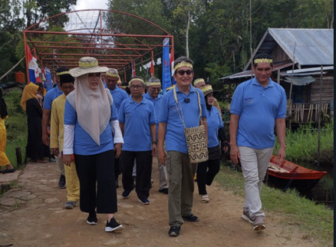 Pj. Bupati Kobar Dampingi Tim Juri Kemenparekraf Visitasi ke Desa Sekonyer