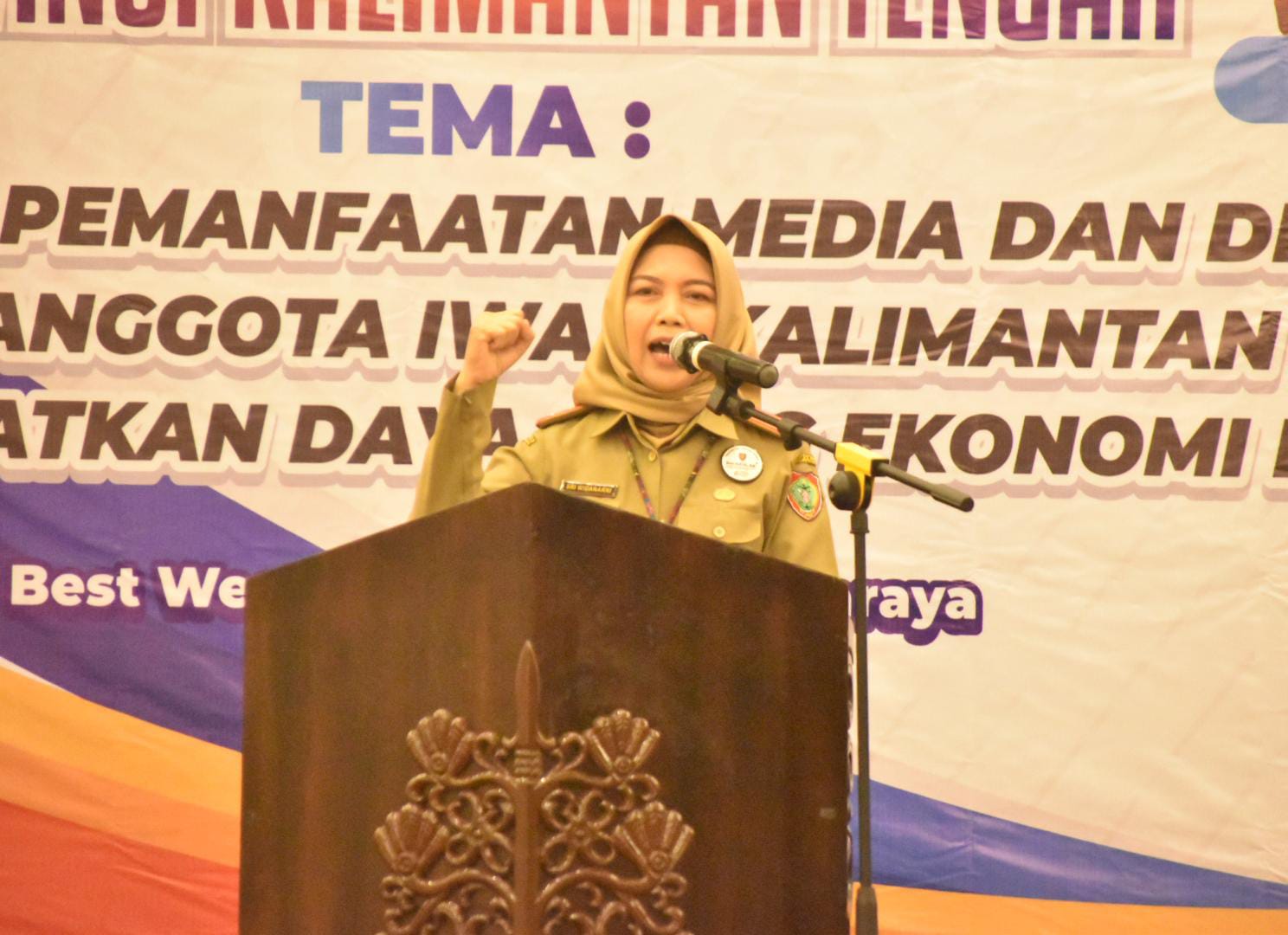 Asisten Ekbang Sri Widanarni Buka Rakerda I DPD IWAPI Prov. Kalteng