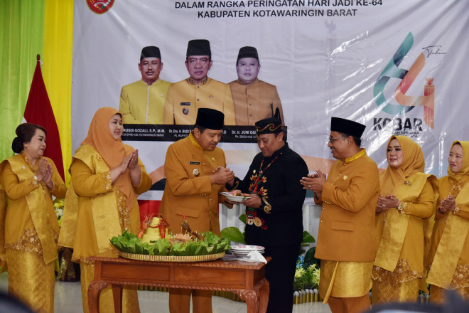 Ciptakan Atmosfer Kebersamaan, Pemkab Kobar Gelar Tradisi Betomu Menyadi Salaman
