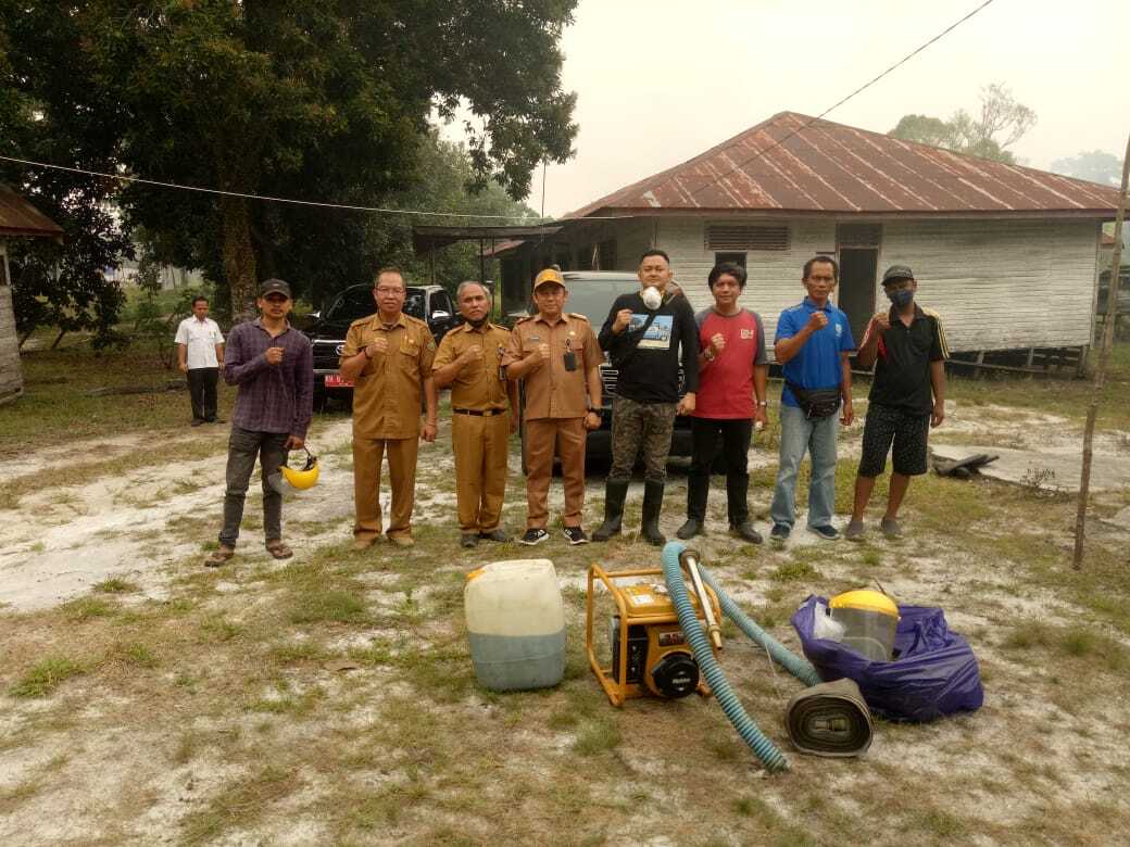 Tim Karhutla Dinas ESDM Prov. Kalteng Bantu Padamkan Api Karhutla di Kalampangan