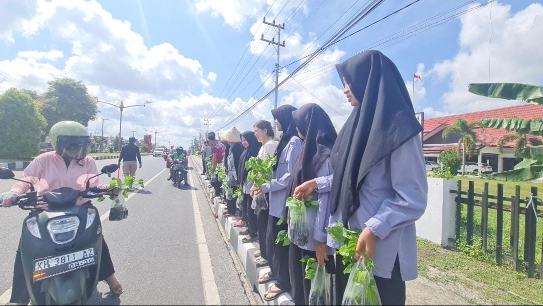 Perkuat Edukasi Pekarangan, Dinas TPHP Kalteng Ajak Mahasiswa dan Siswa Magang Bagikan Bibit Cabai