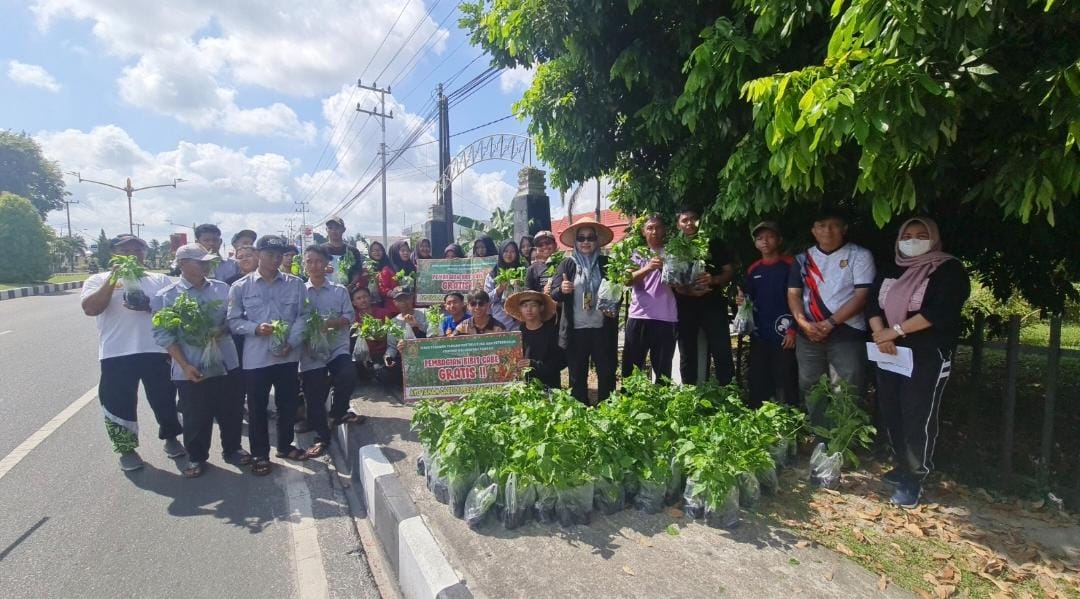 Perkuat Edukasi Pekarangan, Dinas TPHP Kalteng Ajak Mahasiswa dan Siswa Magang Bagikan Bibit Cabai