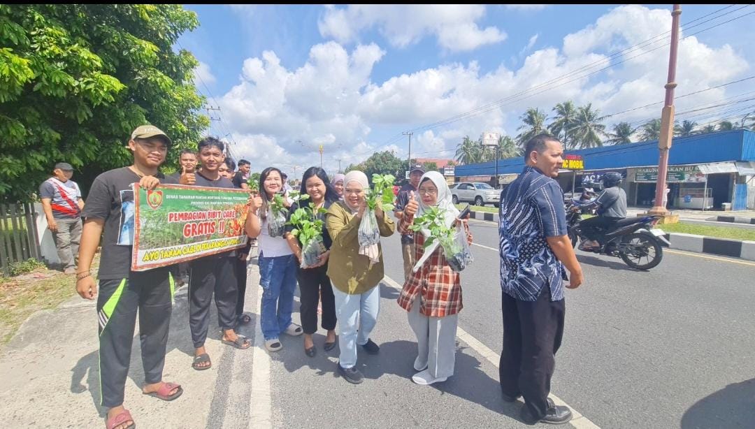 Perkuat Edukasi Pekarangan, Dinas TPHP Kalteng Ajak Mahasiswa dan Siswa Magang Bagikan Bibit Cabai