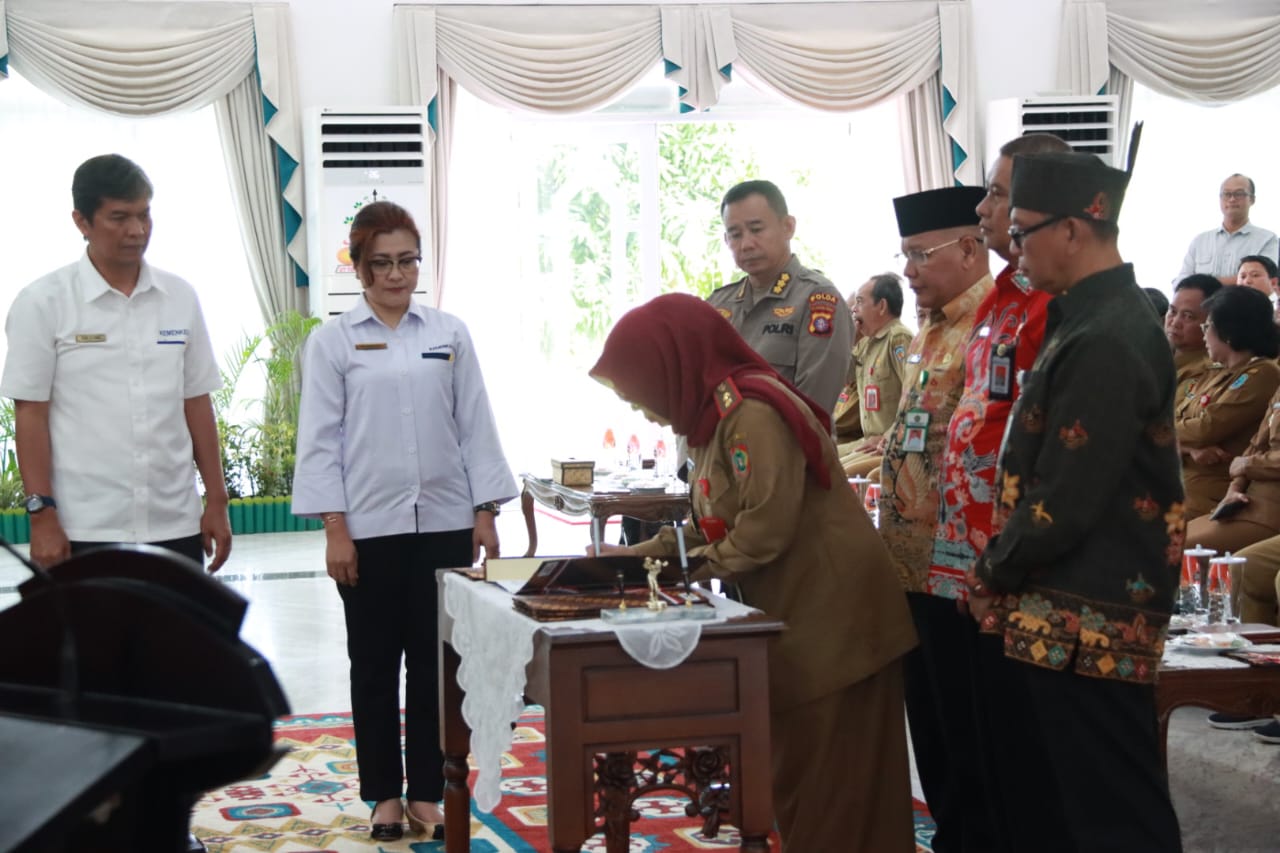 Kepala Dinas TPHP Prov. Kalteng Menerima DIPA Tahun Anggaran 2024
